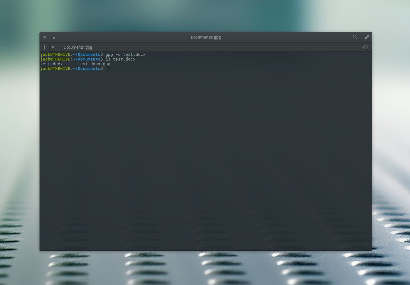 Snímek obrazovky šifrování souboru pomocí příkazu gpg.