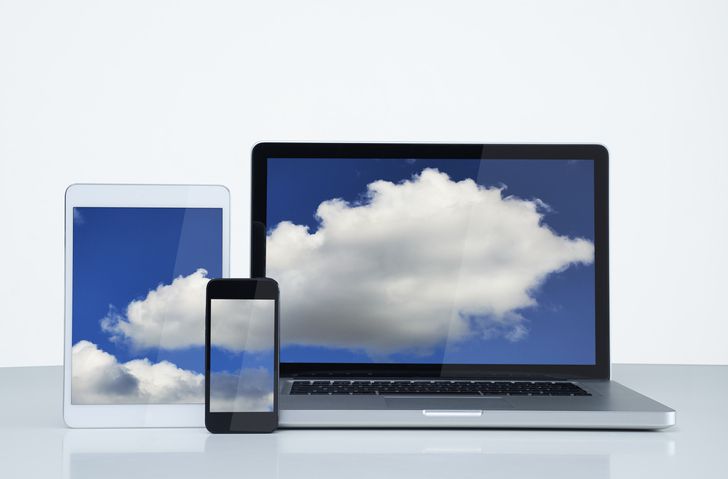 Digitální zařízení ilustrující cloudový koncept