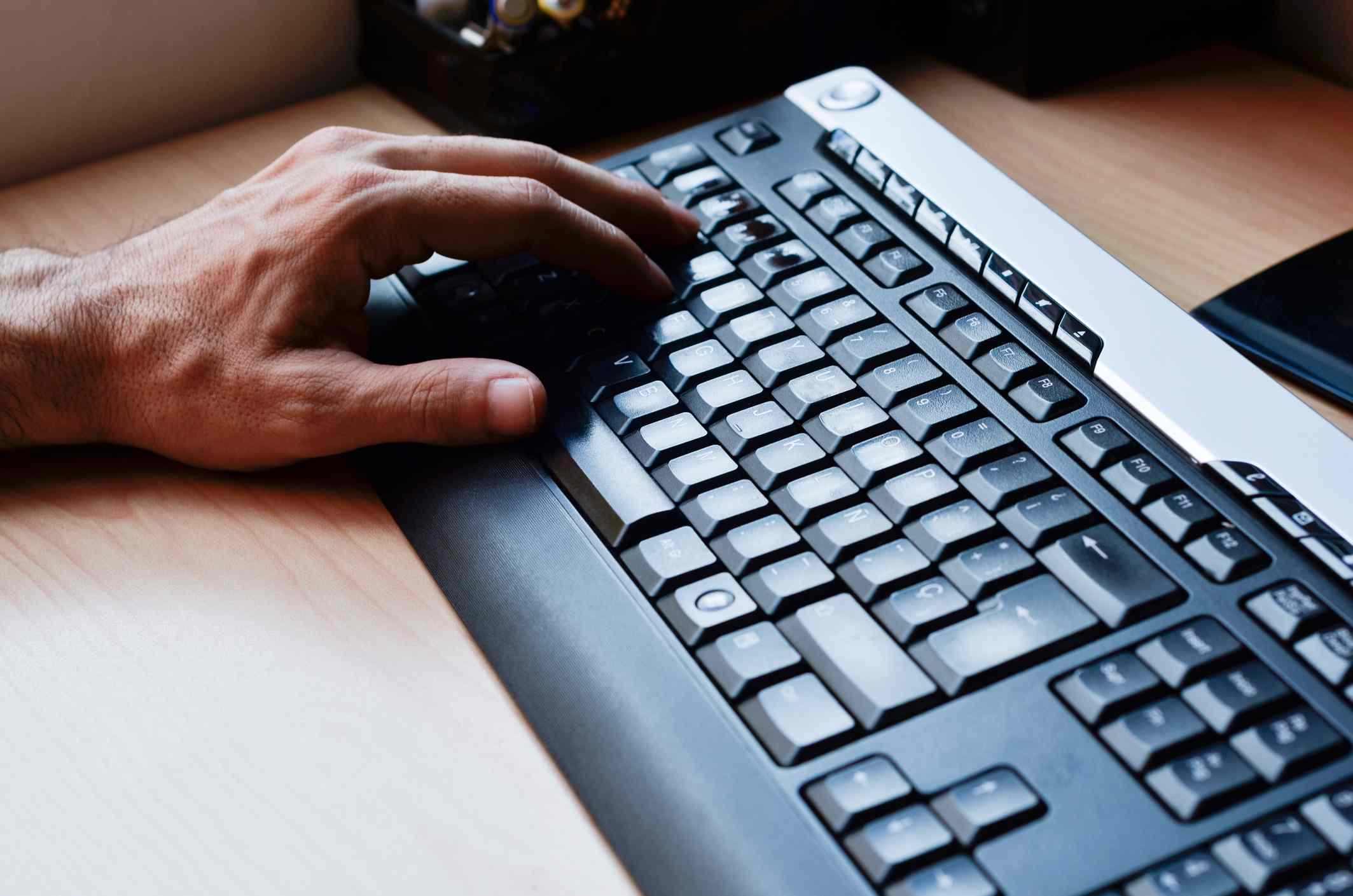 Detail člověka pomocí klávesnice počítače