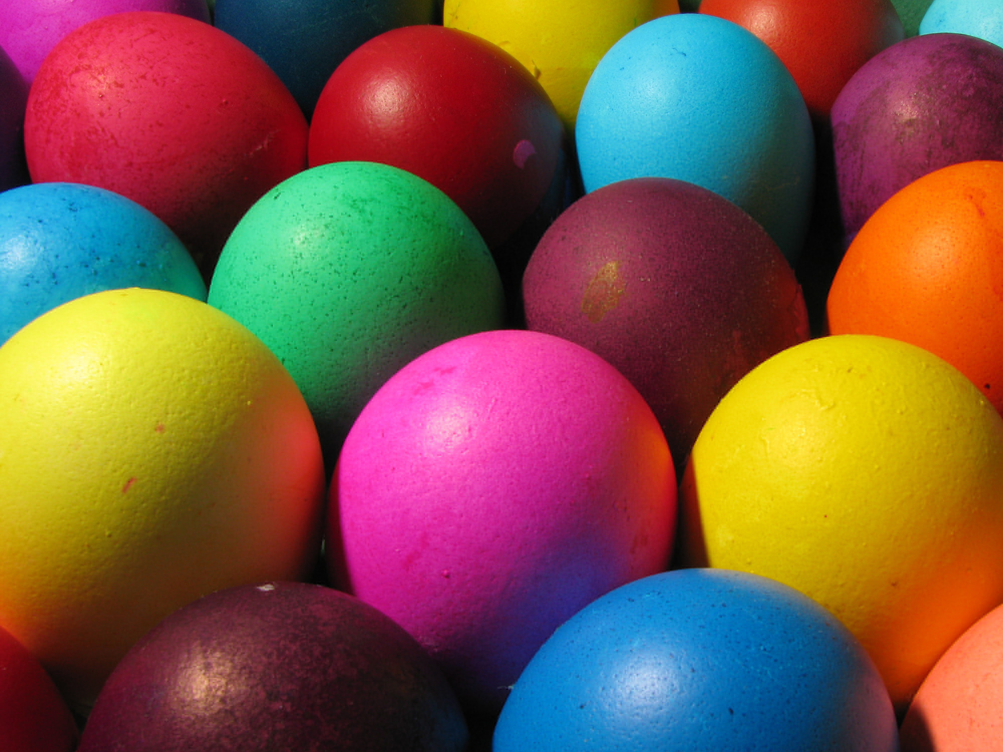 Zdarma velikonoční tapeta s barevnými velikonočními vejci