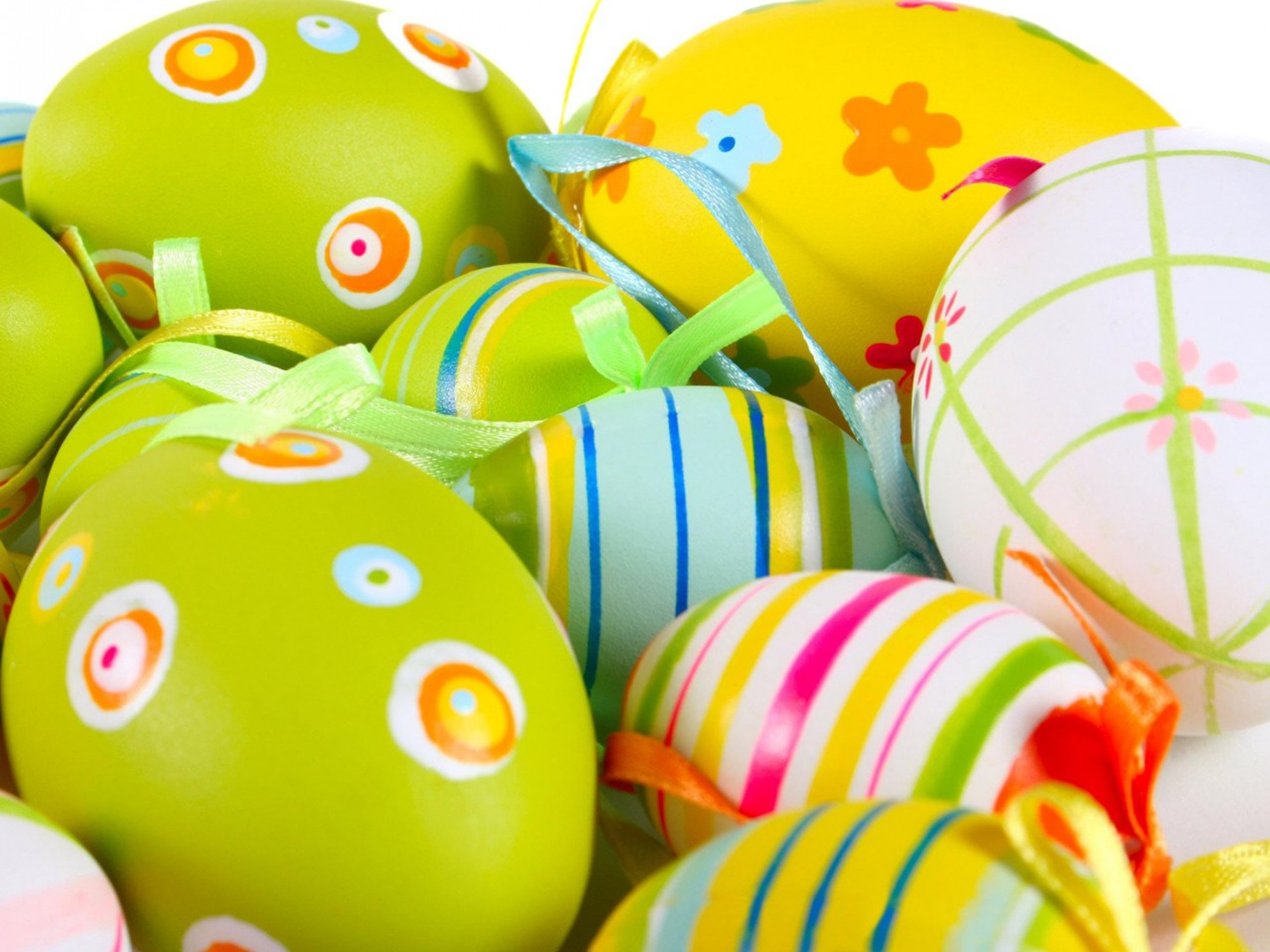 Zdarma velikonoční tapeta se žlutými, zelenými a vícebarevnými velikonočními vejci