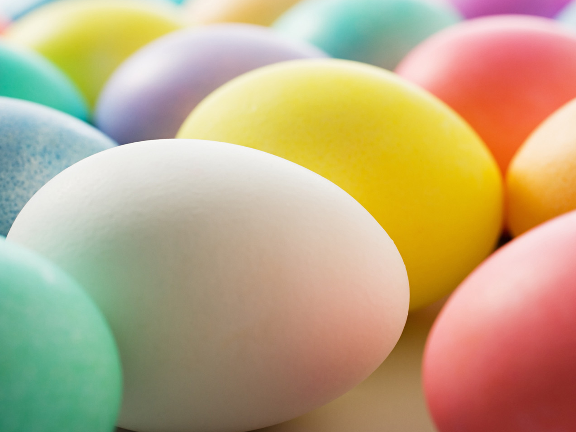 Zdarma velikonoční tapeta s obrázkem několika velikonočních vajíček různých barev