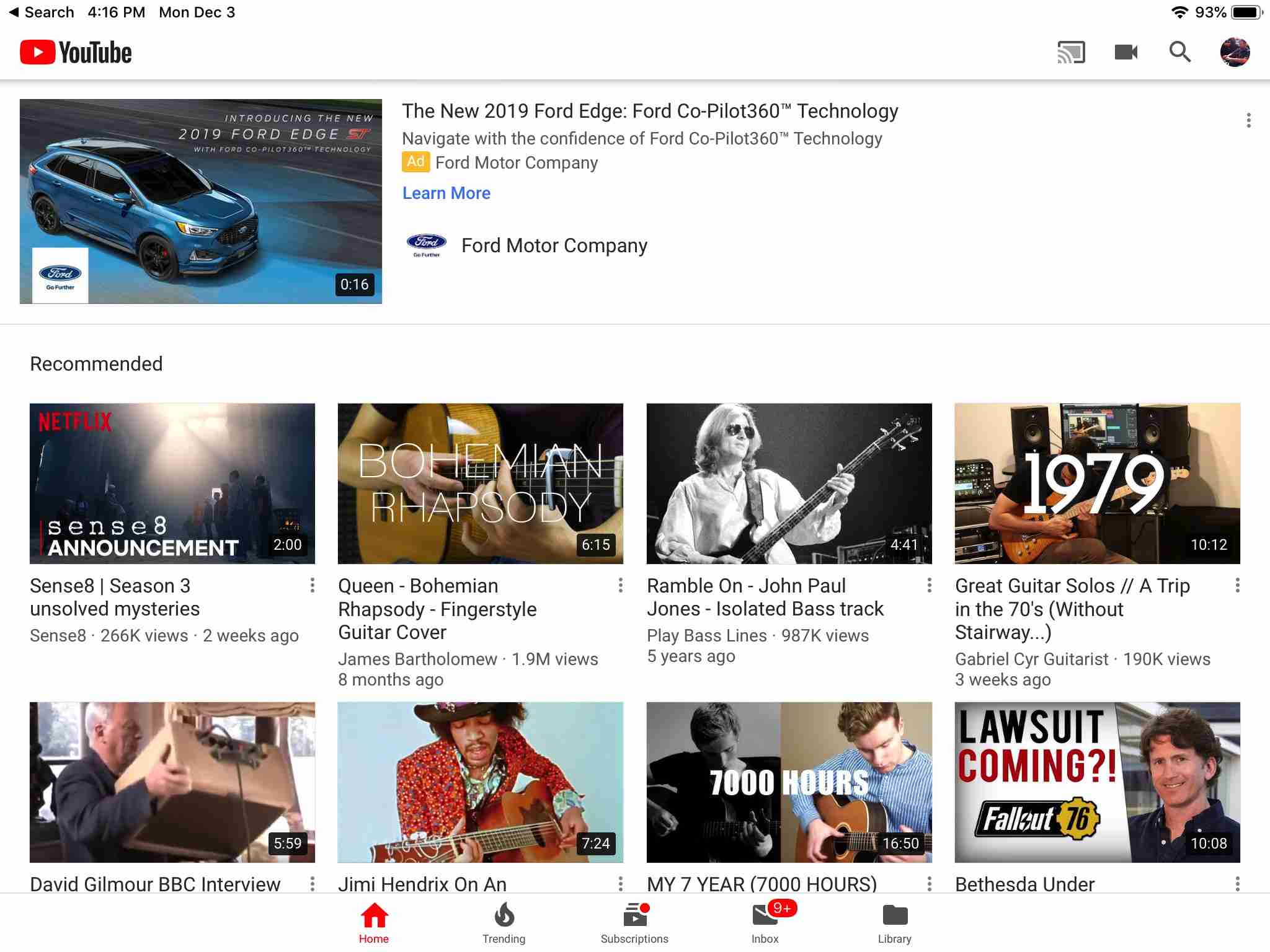 Obrazovka aplikace YouTube na iPadu