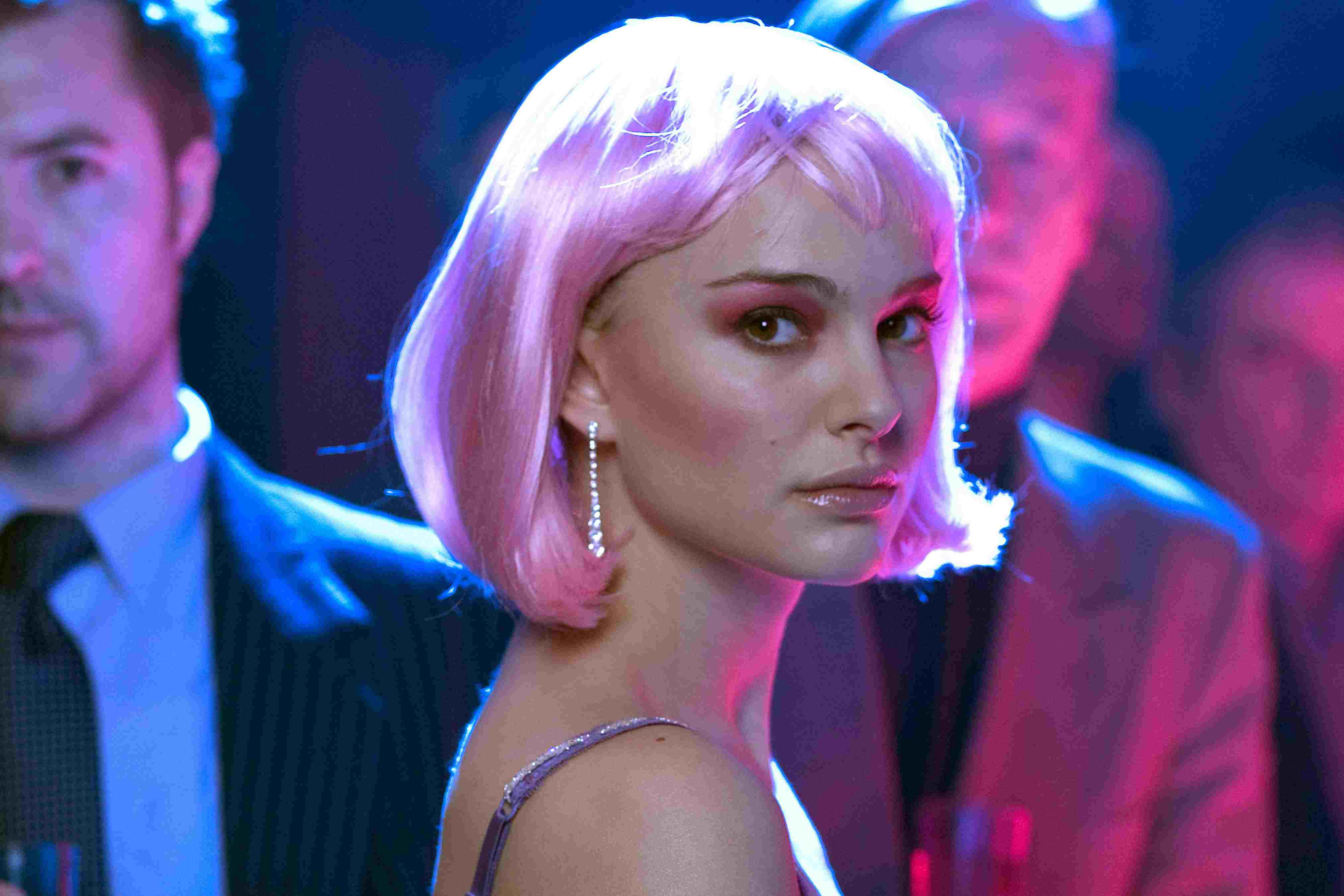 Natalie Portman v Blíž s růžovými vlasy