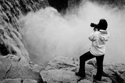 Fotograf fotografující vodopád na Islandu.