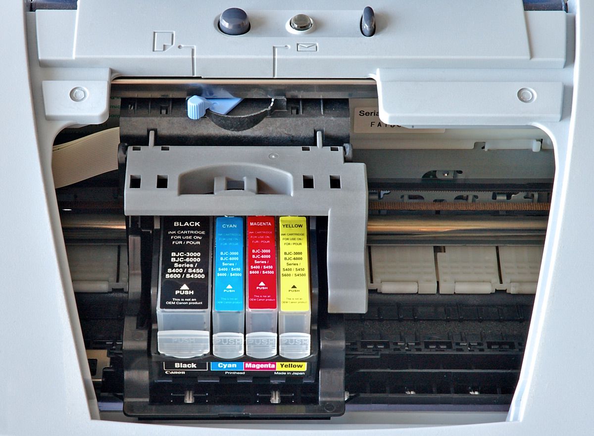 Inkoustové kazety v inkoustové tiskárně připravené k čištění