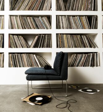 Acollectionofvinylrecordsonshelfs 5b4d18f1c9e77c003ea15643