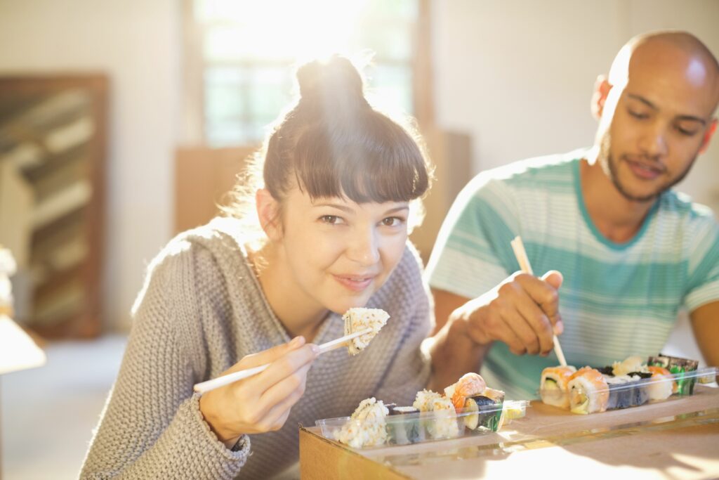Couple eating sushi together 5930e5495f9b589eb4d1bbf3