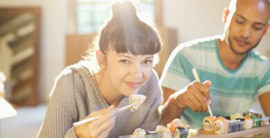 6 Populární aplikace pro rozvoz jídla 62 Couple eating sushi together 5930e5495f9b589eb4d1bbf3
