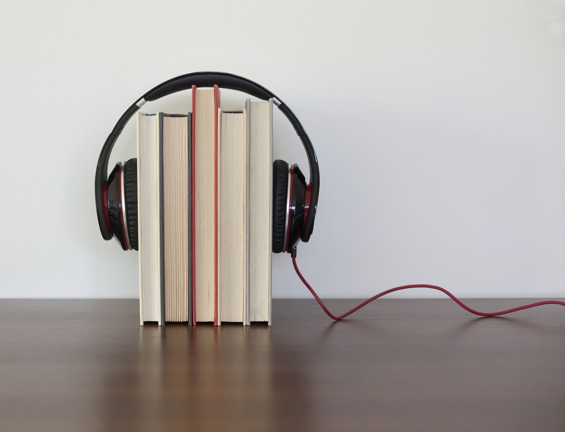 Слушать лучших чтецов аудиокниг. Книжка с наушниками. Книга и наушники. Аудиокниги наушники. Прослушивание аудио.