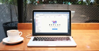 Získejte (velmi) brzký start v Apple Music Replay 2020 21 LSGLJEJBSZMacBookProstandingoutside 6fd0fdd230e14b4991261f0f1425cb1f