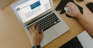 Naučte se software Scribus Desktop Publishing s těmito výukovými programy 54 ManworkingonMacBookAir 58a676dd3abf4a80984ed48dfd14d127
