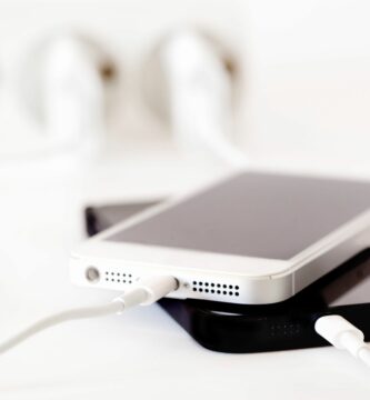 Phones Charging 56a67f153df78cf7728eafae 5bc0b5e44cedfd0051006df9