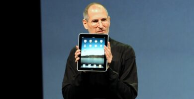 Steve Jobs with the Apple iPad 5c337cdbc9e77c0001b278aa