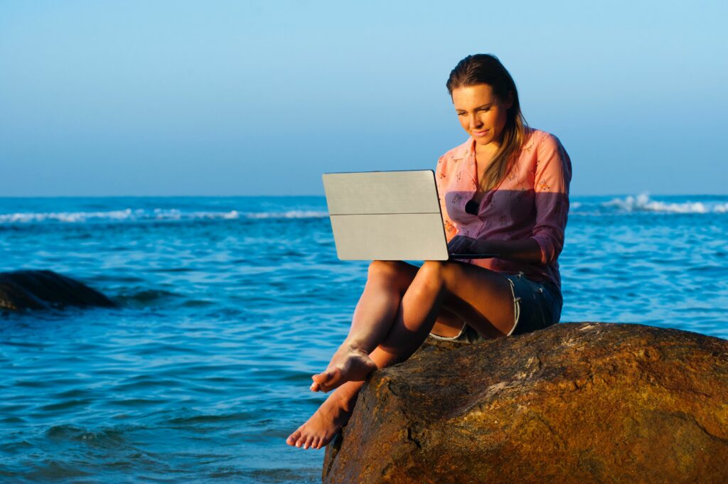 beach lady laptop 319917 9693e41f650c43c0b9089e74a9779ac5