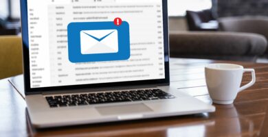 Jak vložit vložený obrázek do zprávy aplikace Outlook 29 e mail notification on laptop screen 1158404943 8fa0025896654d009dbbcdc8d2e22961