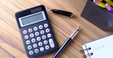 Počítejte buňky dat pomocí funkce SUMPRODUCT aplikace Excel 4 financial notebook and pen on wooden table 898648150 5be08ebfc9e77c0051722644