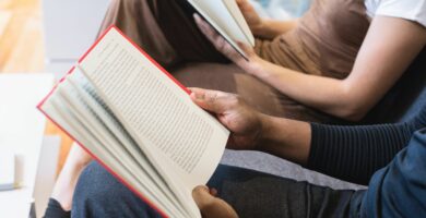 11 nejlepších stránek pro milovníky knih 68 man reading book beside woman reading book 545068 6582266de1fc4939b3228d532482163a