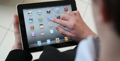 Jak koupit iPad na Craigslist 23 man using ipad 568a92783df78ccc153c5b6e 26148b2d94364254b5ca9c86ebae17cf