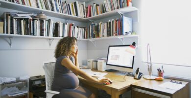 Co zahrnout do návrhu práce na dálku 45 pregnant lady works from her home office 567613055 5a09ec4c494ec9003735d223