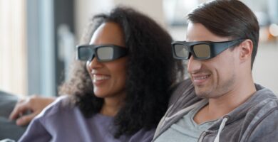 Je možné sledovat 3D bez brýlí? 118 young couple watching tv in 3d 700870472 5b9fb973c9e77c0057359551