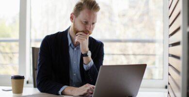Jak přidat obrázek k podpisu webové pošty GoDaddy 32 young manager reading mail at his compter 671064938 5aecf2e8a18d9e00371818d4