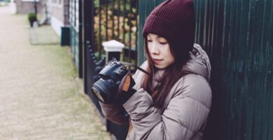 young woman taking picture on street 519800208 5b215db38023b900365492c6