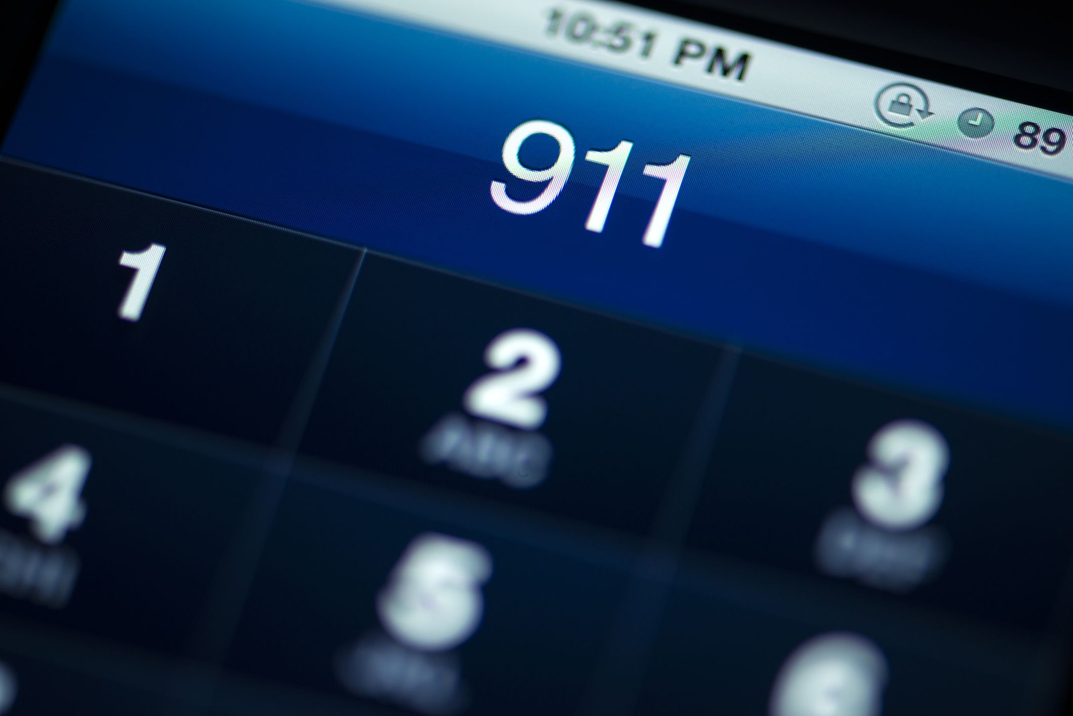 Na obrazovce mobilního telefonu se zobrazí 911