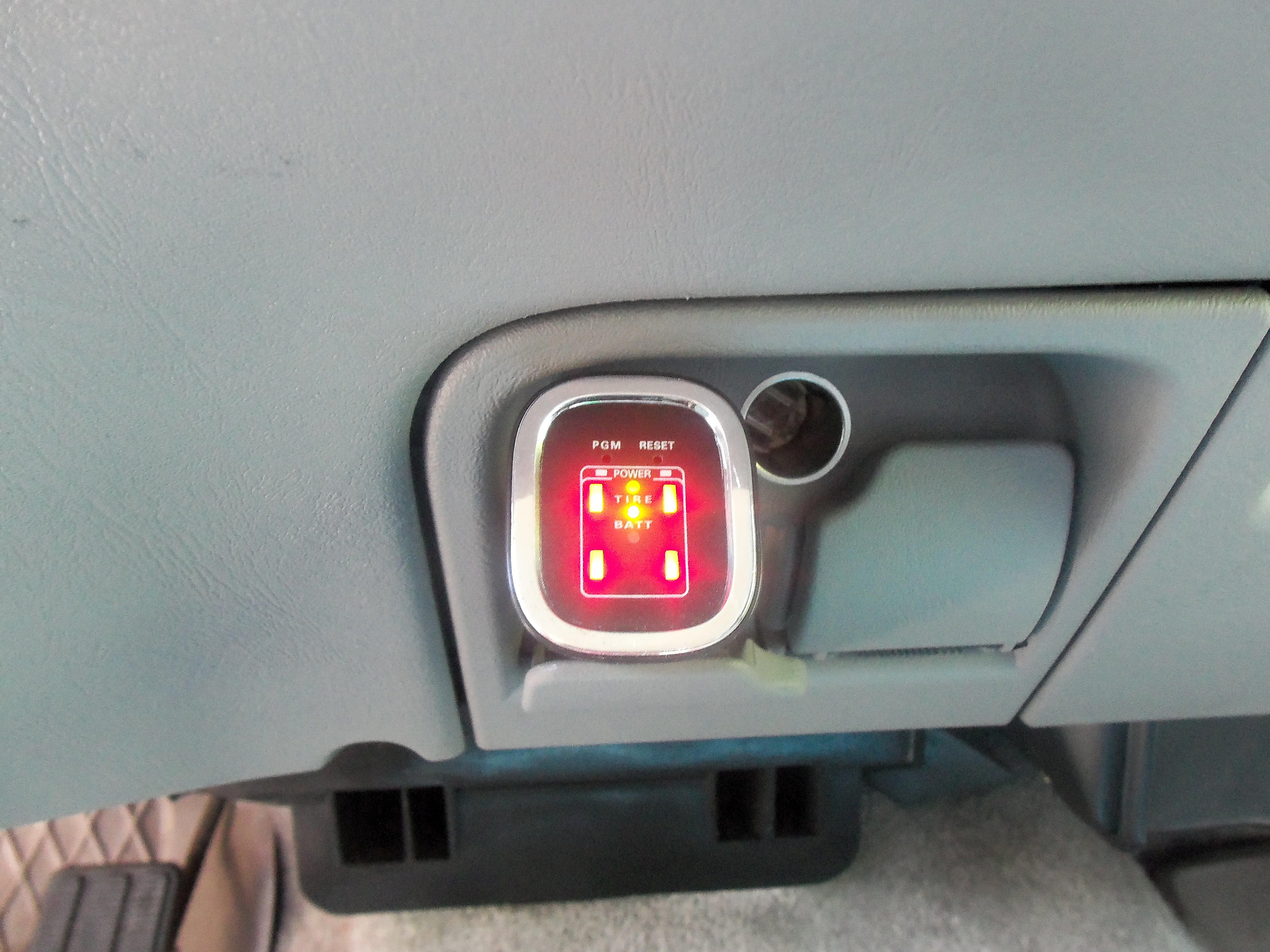 Přijímač TPMS instalovaný ve vozidle.