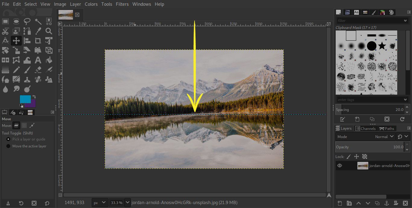 Snímek obrazovky GIMPu se šipkou označující přetažení průvodce dolů