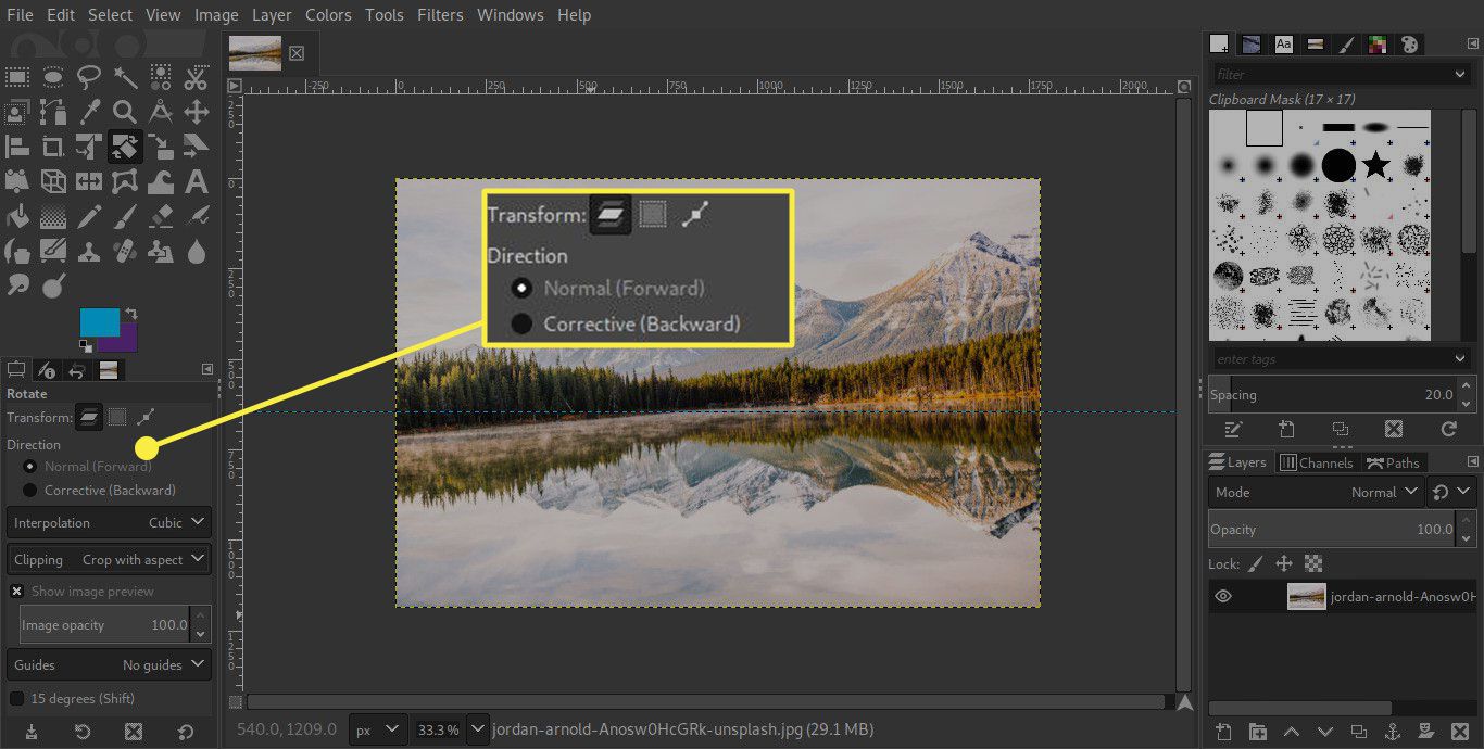Snímek obrazovky GIMP se zvýrazněnými možnostmi Transformace a Směr pro nástroj Otočit