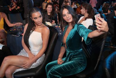 Obraz Olivie Munn a Kim Kardashian, jak si dělají selfie