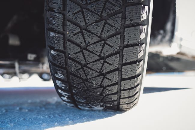 Detailní záběr na pneumatiku Bridgestone.
