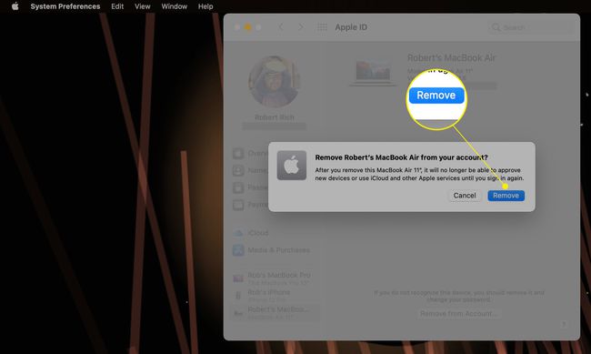 Vyskakovací okno pro odebrání zařízení Mac se zvýrazněnou možností Odebrat