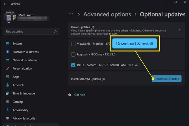 Snímek obrazovky služby Windows Update s viditelnými volitelnými aktualizacemi a zvýrazněnými možnostmi Stáhnout a nainstalovat