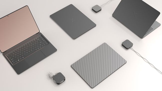 Bezdrátové notebooky Craob X s bezdrátovými nabíječkami vedle nich