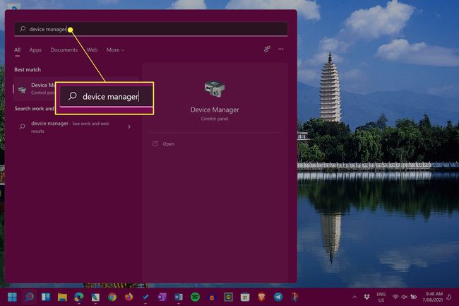 Plocha Windows 11 s otevřenou nabídkou Start a zvýrazněným správcem zařízení ve vyhledávací liště