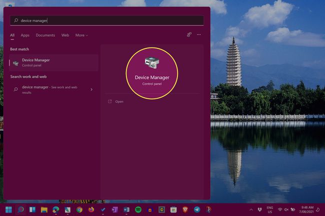 Plocha Windows 11 s otevřenou nabídkou Start a zvýrazněným Správcem zařízení ve výsledcích vyhledávání