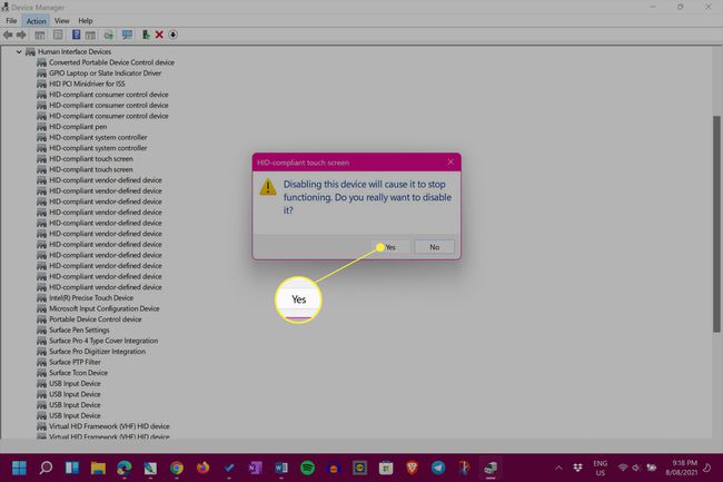 Správce zařízení Windows 11 s dialogem Zakázat potvrzení zařízení a zvýrazněným Ano