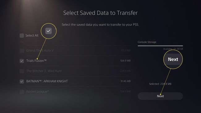 Výběr uložených dat PS4 k přenosu do PS5 se zaškrtnutím a zvýrazněnou možností Další