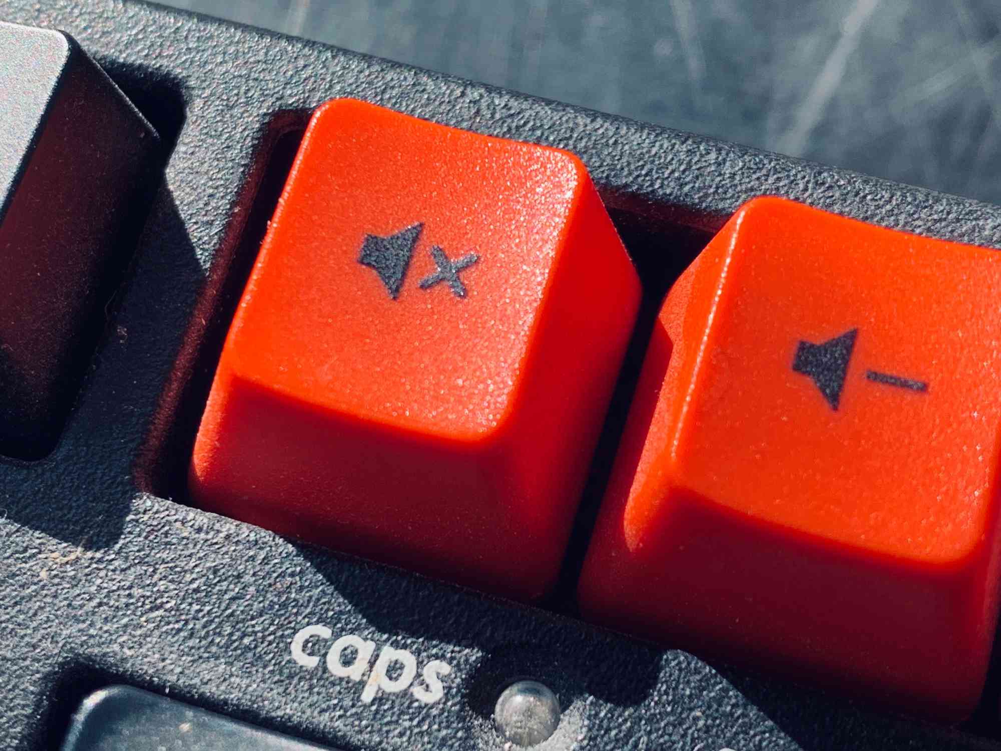 Detailní záběr na klávesy klikavé klávesnice.