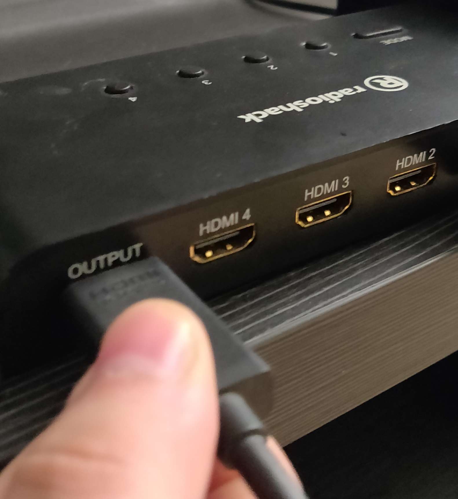 Připojení kabelu HDMI k výstupnímu portu přepínače HDMI