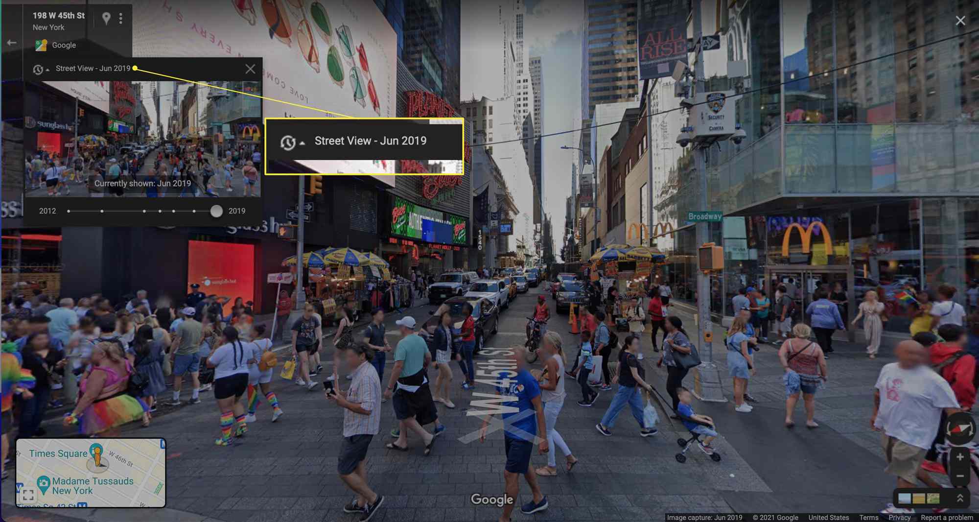 Scéna New York Street View v Mapách Google se zvýrazněnými hodinami