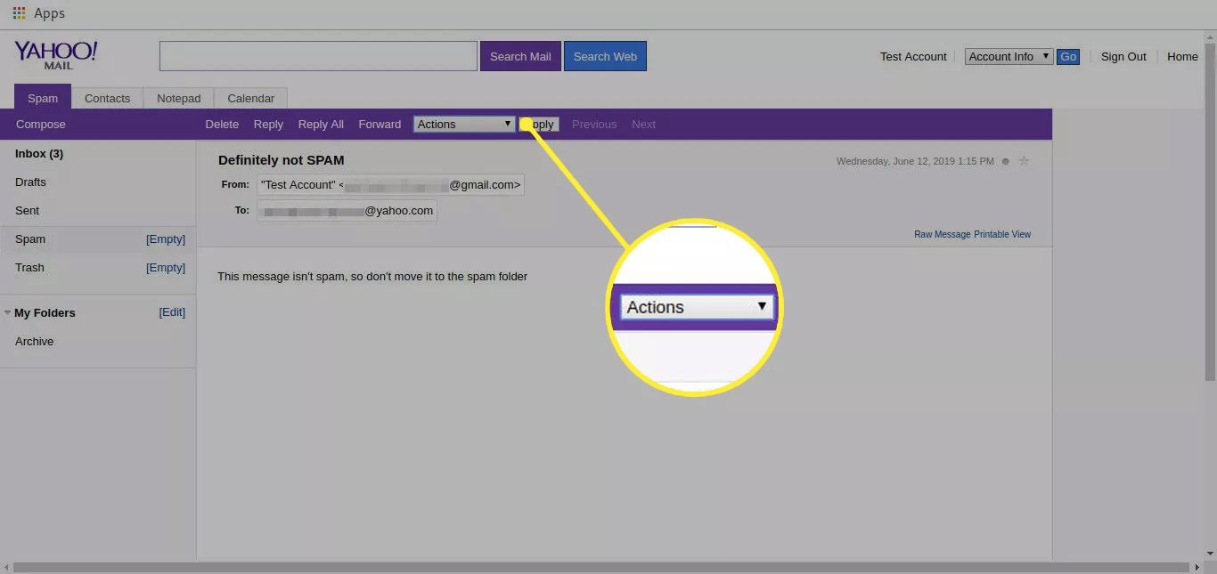 Složka nevyžádané pošty Yahoo Mail se zvýrazněnou nabídkou Akce