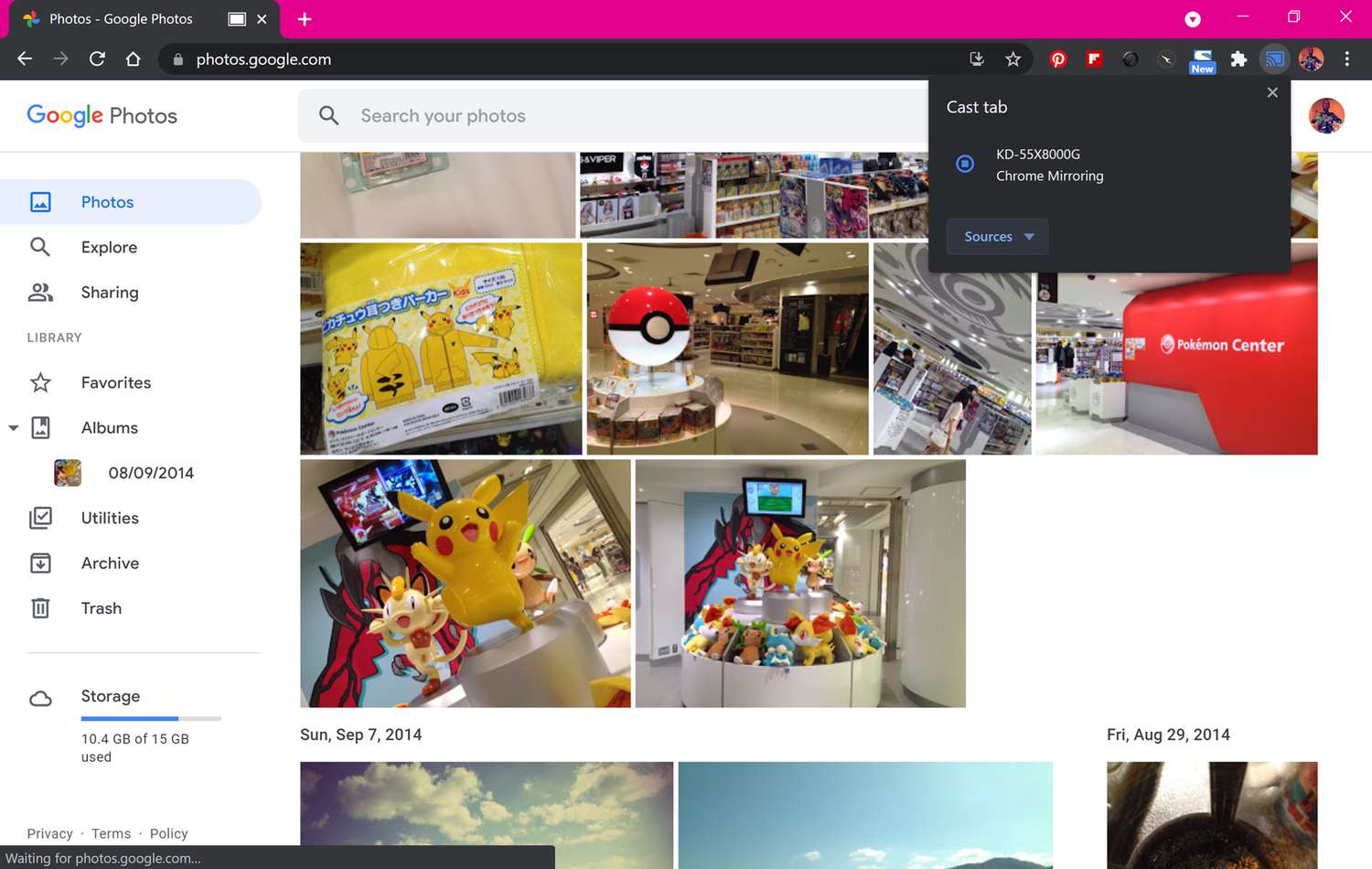 Webové stránky Fotky Google ve webovém prohlížeči Google Chrome se zprávami zobrazujícími probíhající zrcadlení Chromecastu do TV.