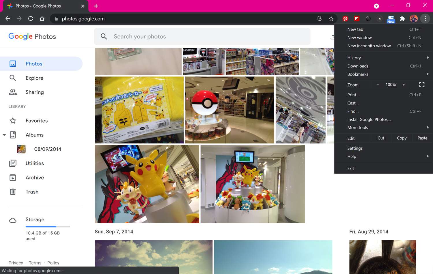 Webové stránky Fotky Google ve webovém prohlížeči Google Chrome s možností Chromecast zobrazenou v nabídce.