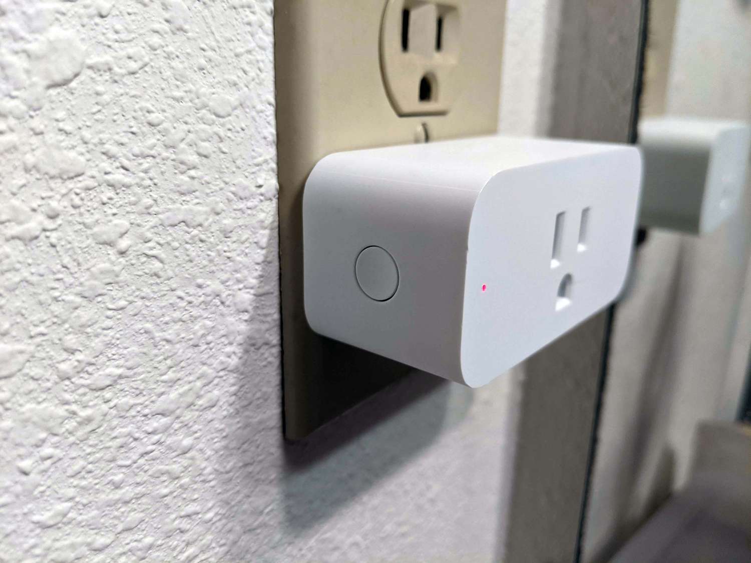 Amazon Smart Plug s červenou LED.