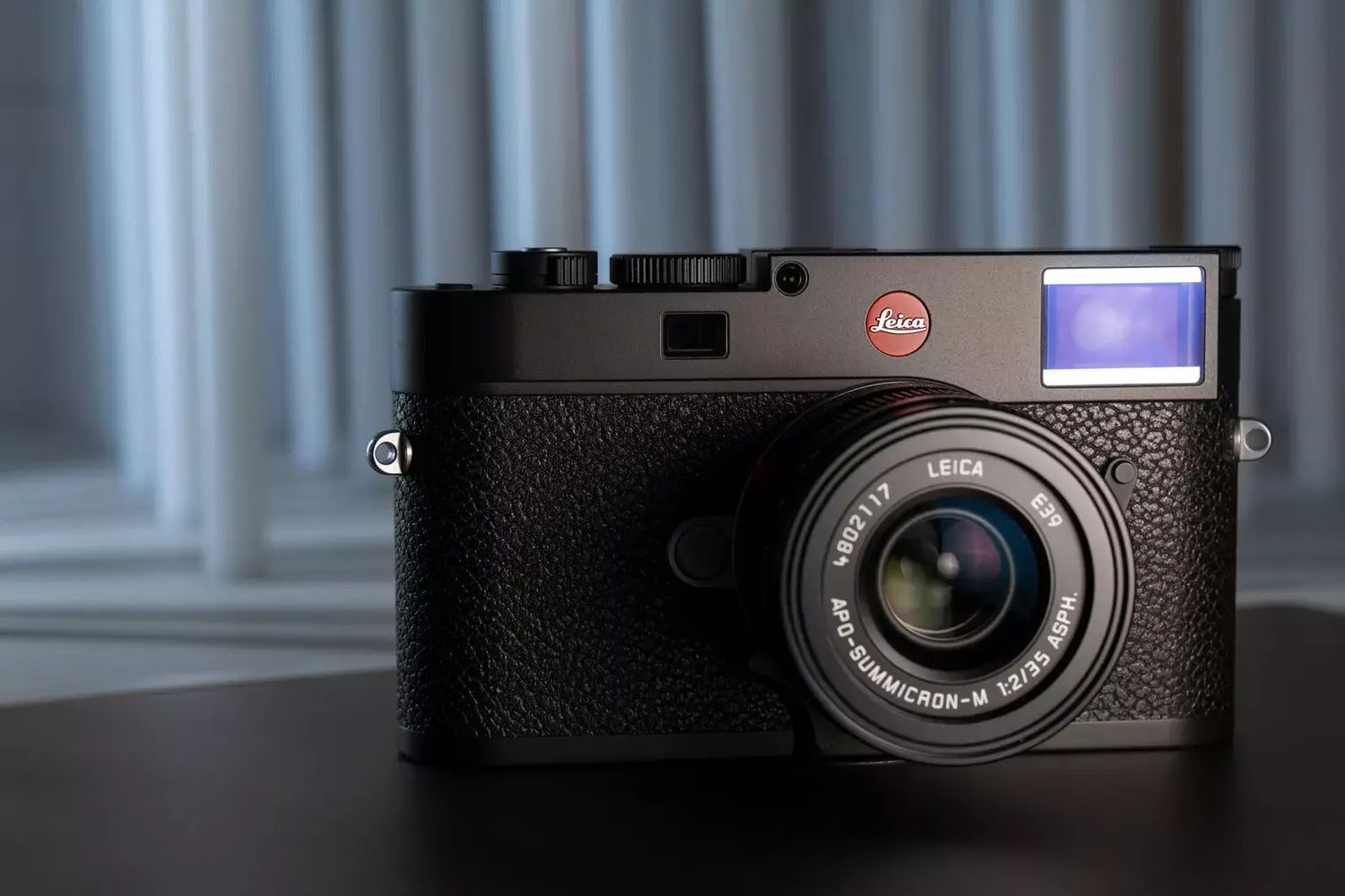 Leica M11 v černé barvě a spočívající na stole