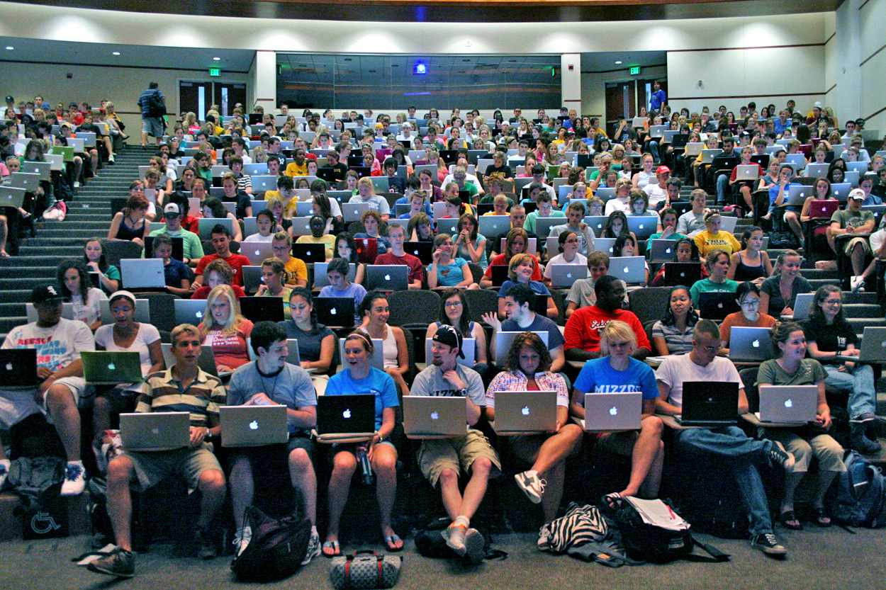 Université Missouri School of Journalism – posluchárna plná vysokoškolských studentů, z nichž většina má notebooky Apple.